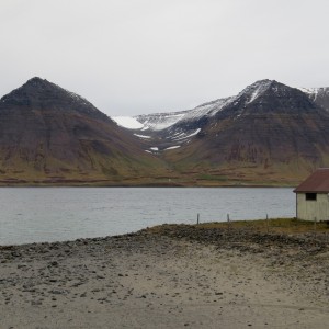 Mynd tekin yfir fjörðinn frá Hjarðardalsnaustum.
