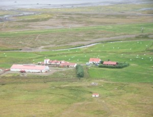 Mynd tekin &iacute; hl&iacute;&eth;inni ofan vi&eth; b&aelig;inn og horft yfir Mosvallaskei&eth;.
Fyrir ne&eth;an eru svo eldri &uacute;tih&uacute;s. Litla h&uacute;si&eth; fyrir ofan b&aelig;jarst&aelig;&eth;i&eth; h&yacute;sir v&eacute;lb&uacute;na&eth; virkjunar sem lengi hefur &thorn;j&oacute;na&eth; b&aelig;ndunum &aacute; v&ouml;&eth;lum.
